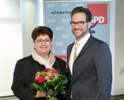 Der SPD Landesvorsitzende Florian Pronold gratuliert der AsF Landesvorsitzenden Micky Wenngatz