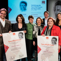 Florain Pronold, Iris Berben, Usel Kirmeier und Micky WEnngatz während der Toni Pfülf Preisverleihung im Einsteinkultur